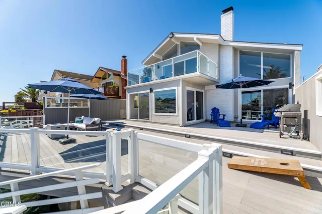 a view of a building with palm trees