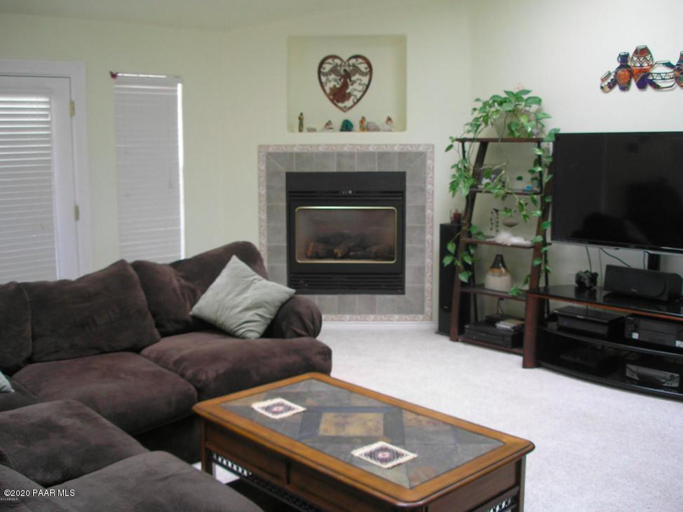 18531 Anna Smith Road Peeples Valley, AZ 86332 - Photo 15 of 31 Family Room Fire Place