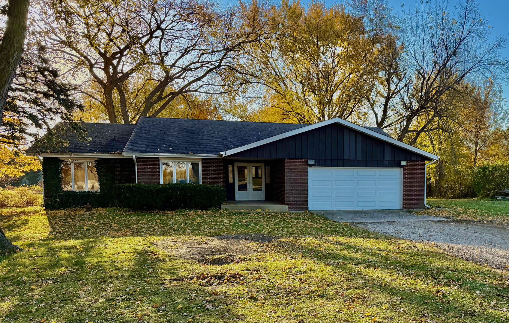 a front view of house with yard and garage