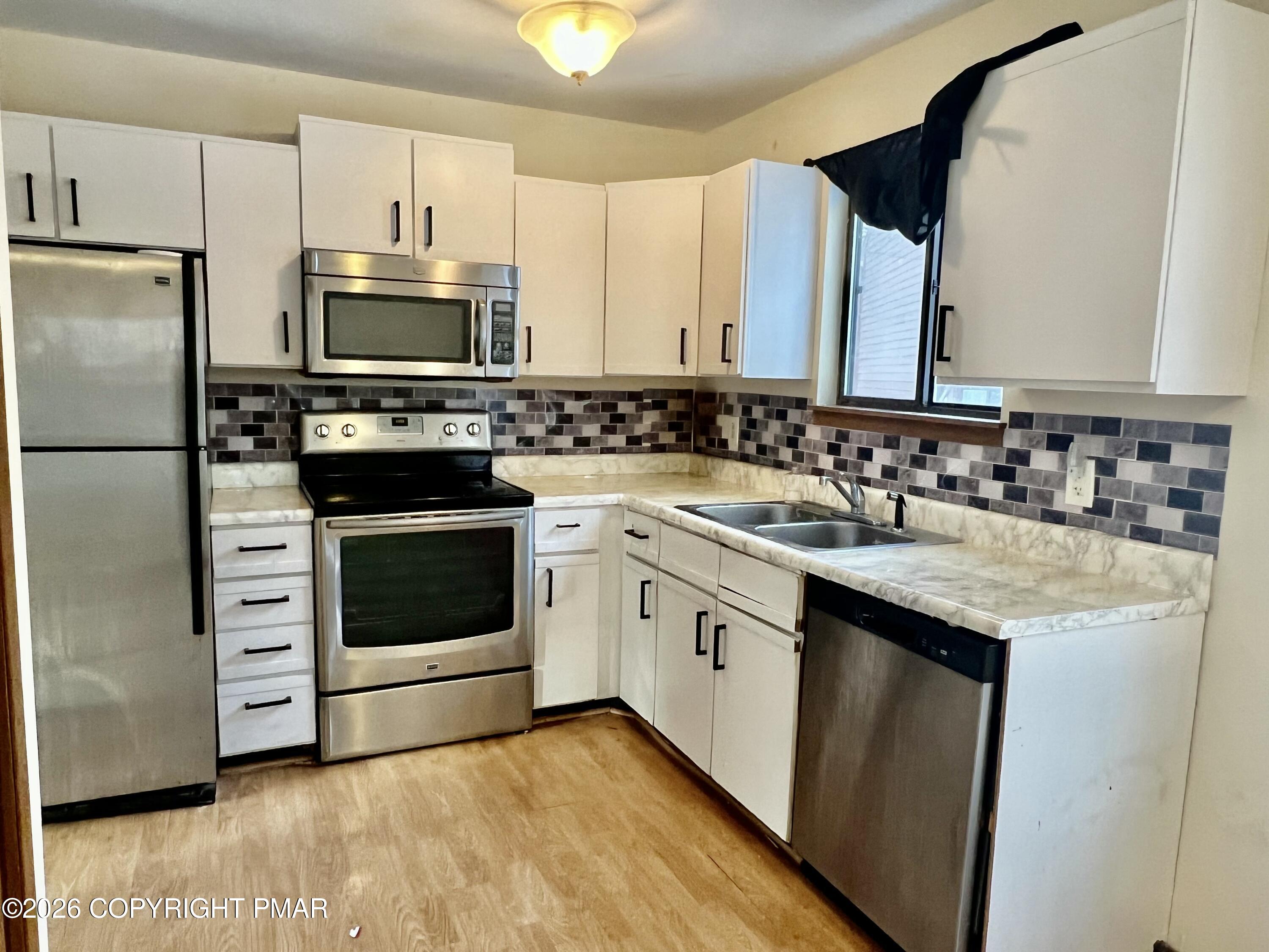 518 Wales Court Bushkill, PA 18324 - Photo 4 of 15 Kitchen
