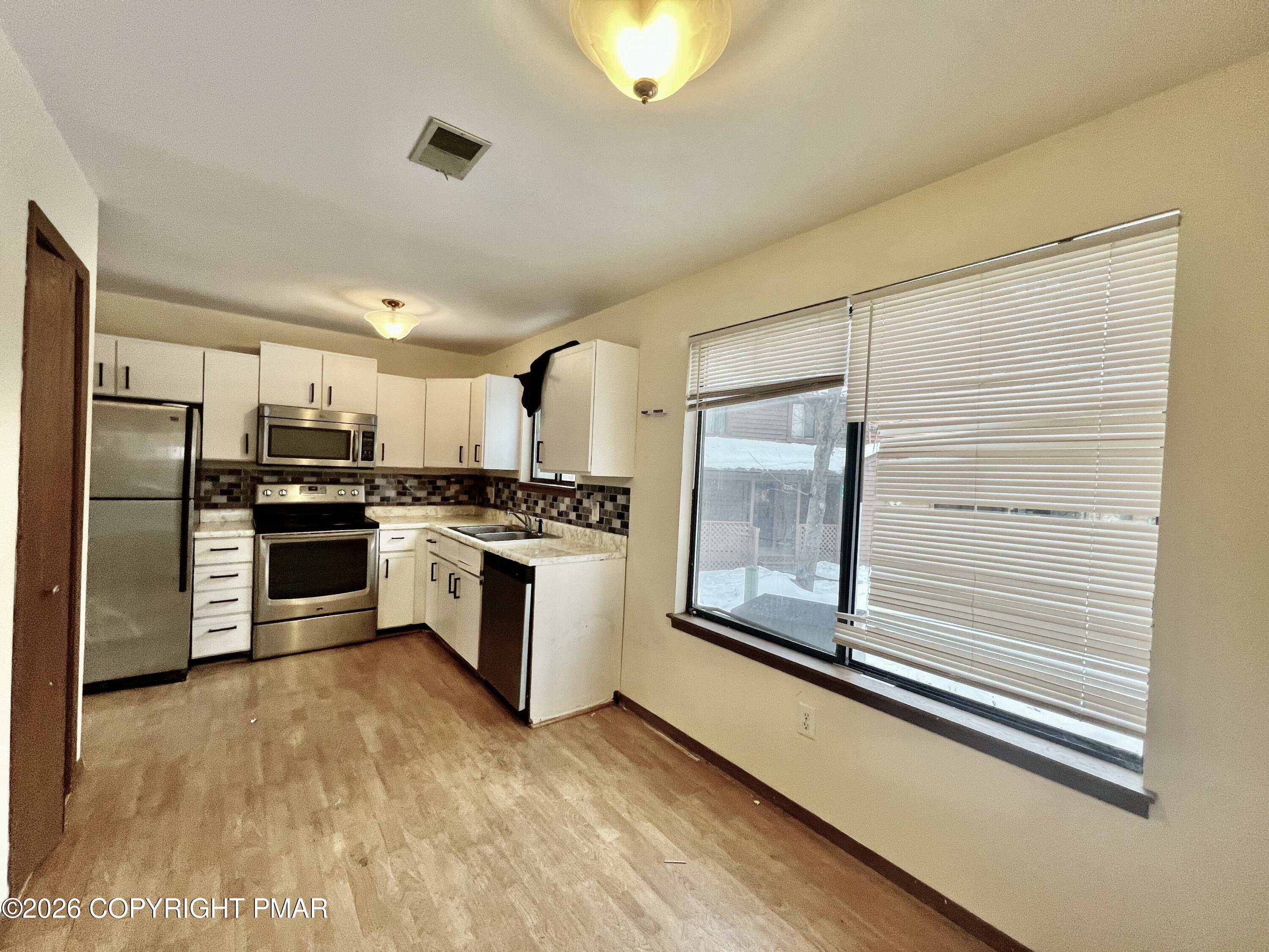 518 Wales Court Bushkill, PA 18324 - Photo 5 of 15 Kitchen/ Dining