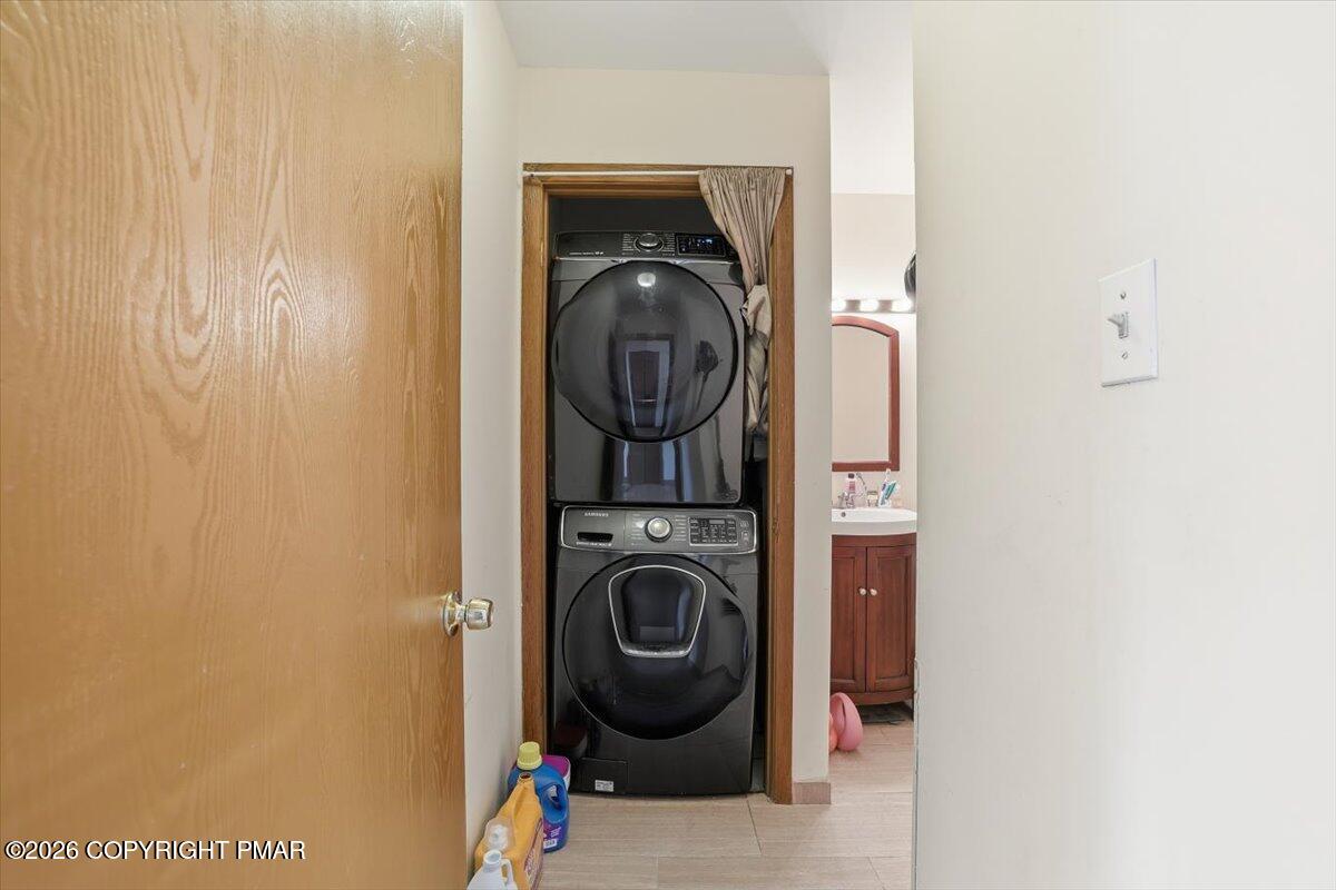 518 Wales Court Bushkill, PA 18324 - Photo 8 of 18 a utility room with dryer and washer
