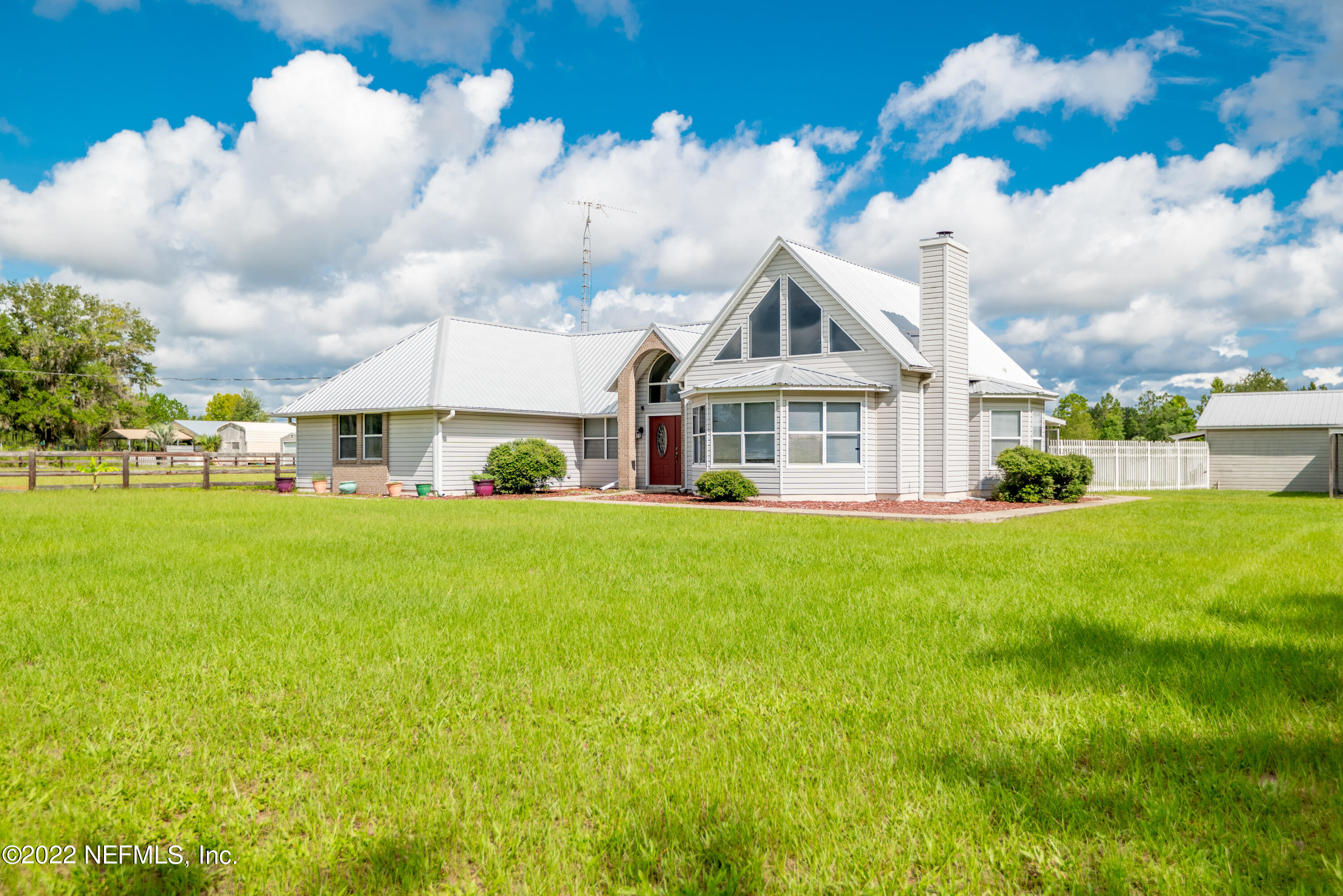 122 Queens Country Road Interlachen, FL 32148 - Photo 2 of 109 122 Queens Country Road-2