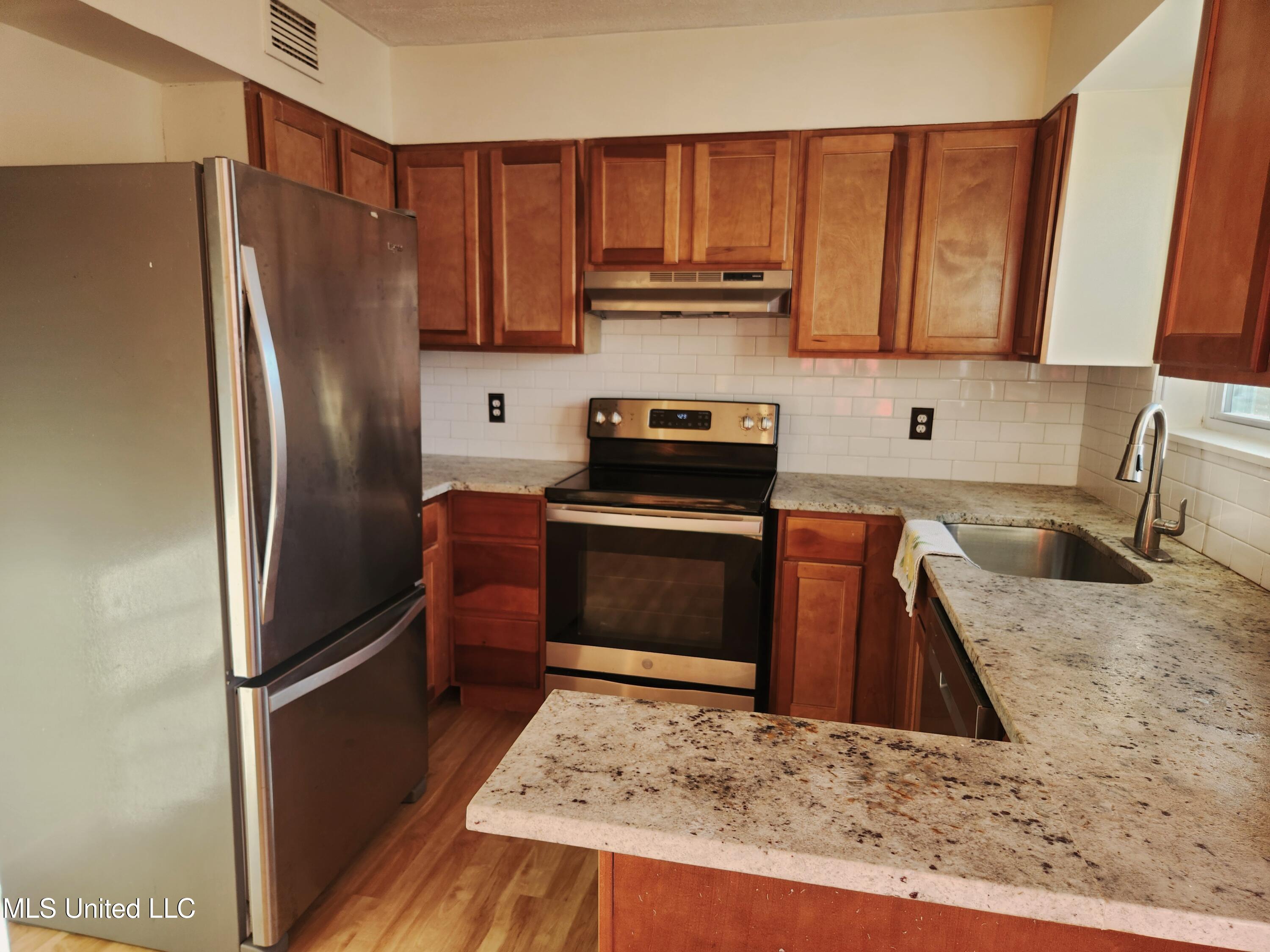 5025 Wayneland Drive, Unit H3 Jackson, MS 39211 - Photo 10 of 32 20260222_161146