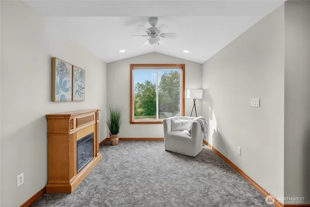 a view of a house with backyard and garden