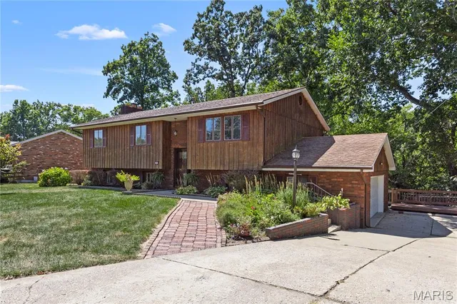 $229,900 | 2362 Briarcliff Drive, Alton, IL 62002