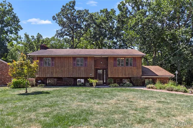 $229,900 | 2362 Briarcliff Drive, Alton, IL 62002