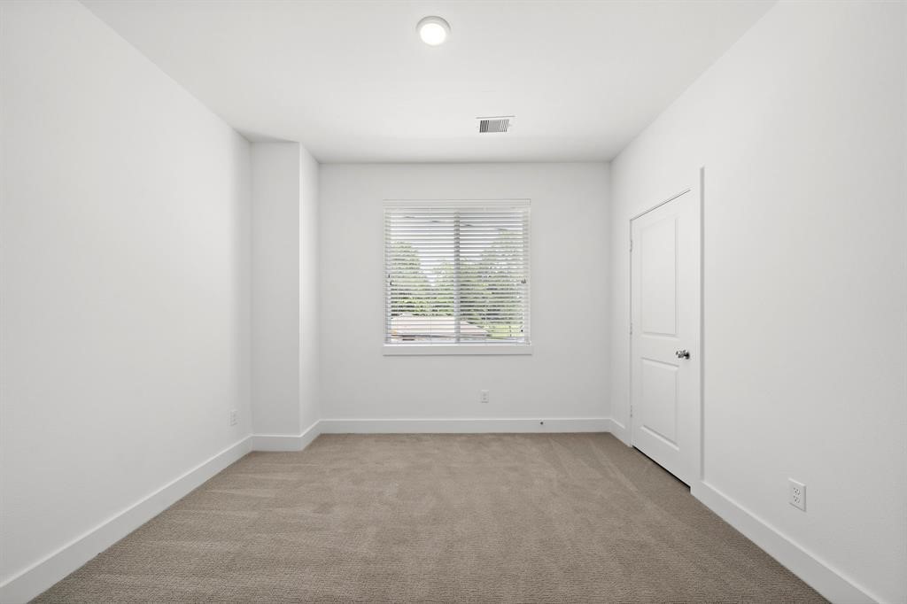 1586 West Tidwell Road Houston, TX 77091 - Photo 8 of 14 an empty room with a window