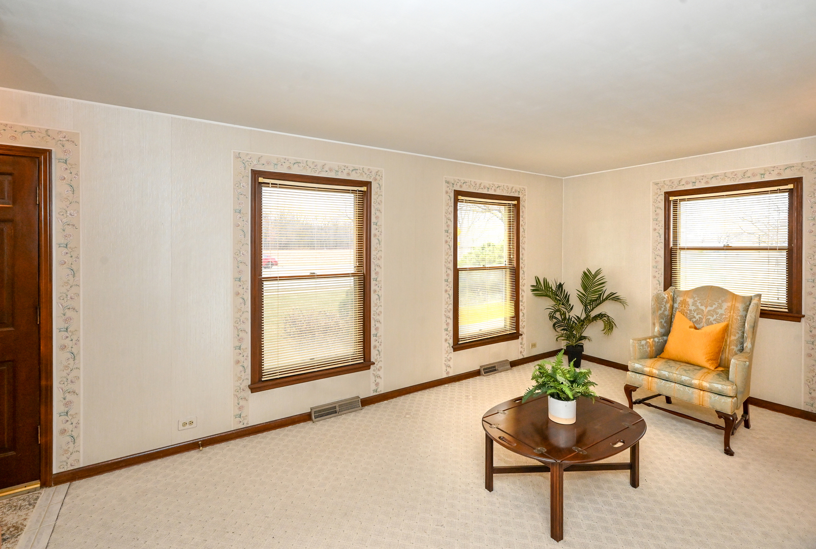 249 South Arlington Heights Road Elk Grove Village, IL 60007 - Photo 3 of 21 a living room with furniture and a potted plant next to a window