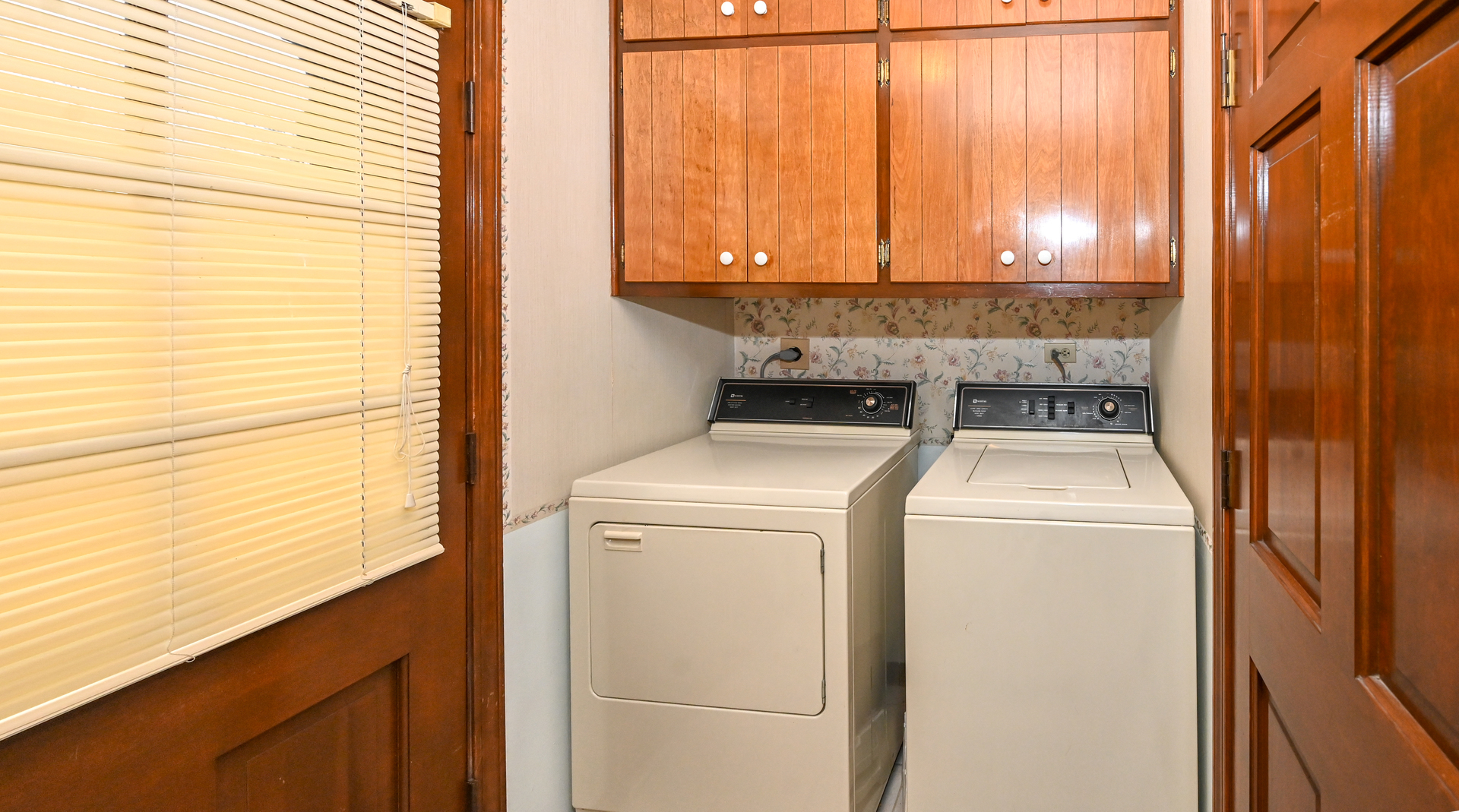 249 South Arlington Heights Road Elk Grove Village, IL 60007 - Photo 10 of 21 a utility room with dryer and washer