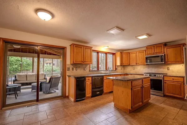 $695,000 | 1 Ashley Circle, Easthampton, MA 01027