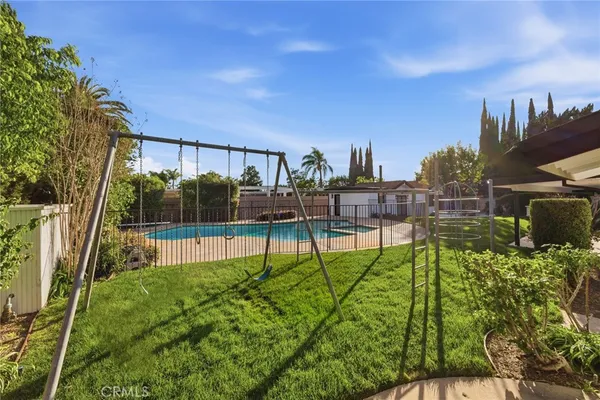 a view of a backyard