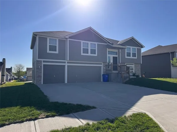 $359,900 | 12705 Applewood Drive, Grandview, MO 64030