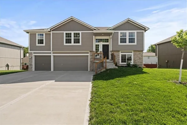 $359,900 | 12705 Applewood Drive, Grandview, MO 64030