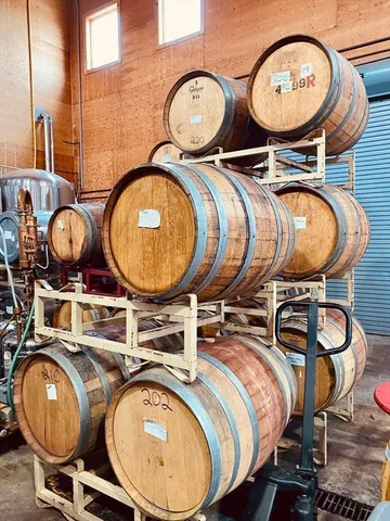 a view of entryway with outdoor seating