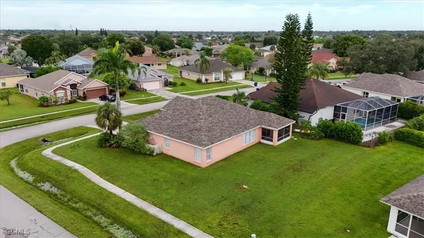 an aerial view of a house having yard