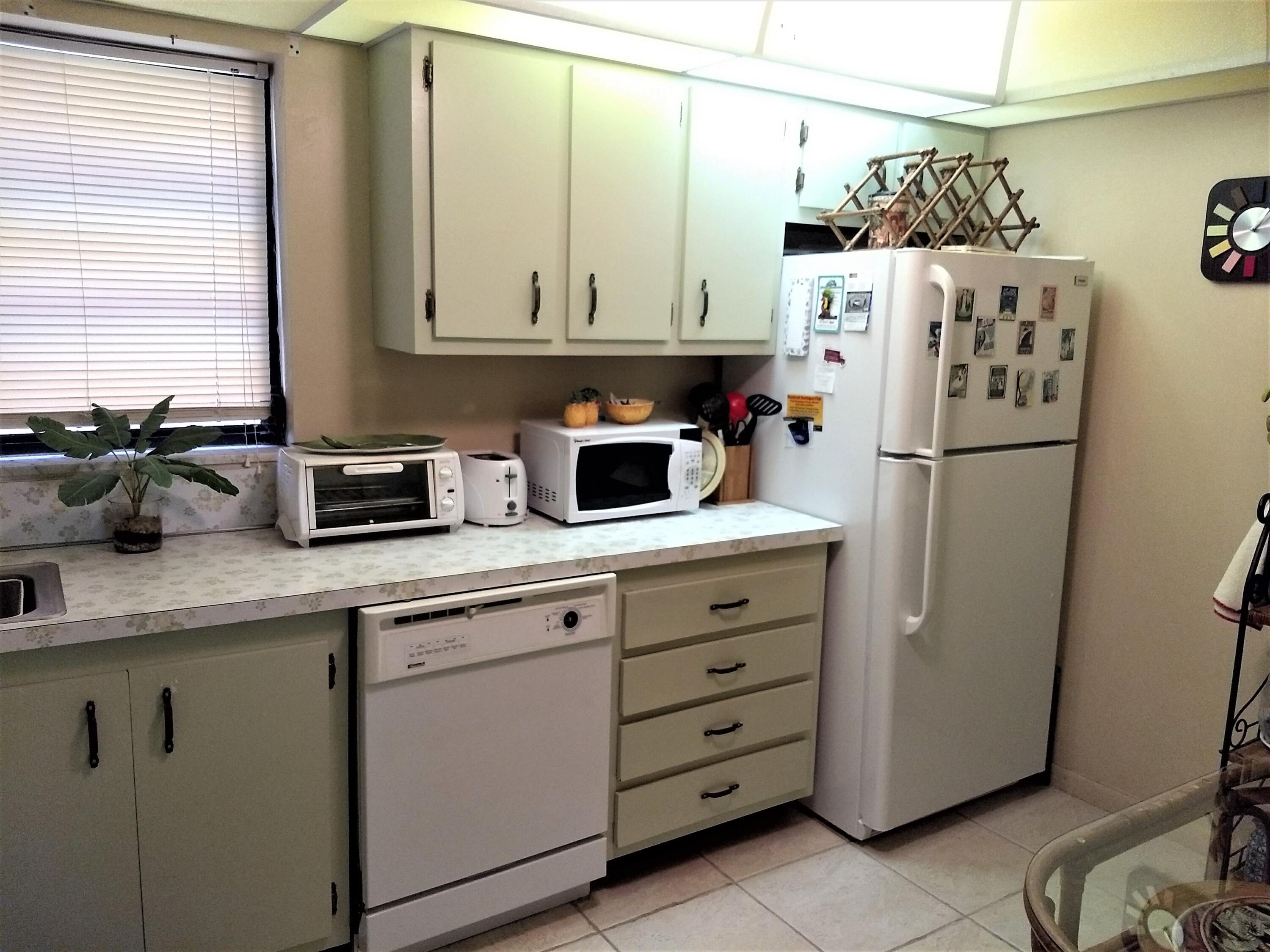 50 Southeast 12th Street, Unit 1330 Boca Raton, FL 33432 - Photo 4 of 11 133 kitchen