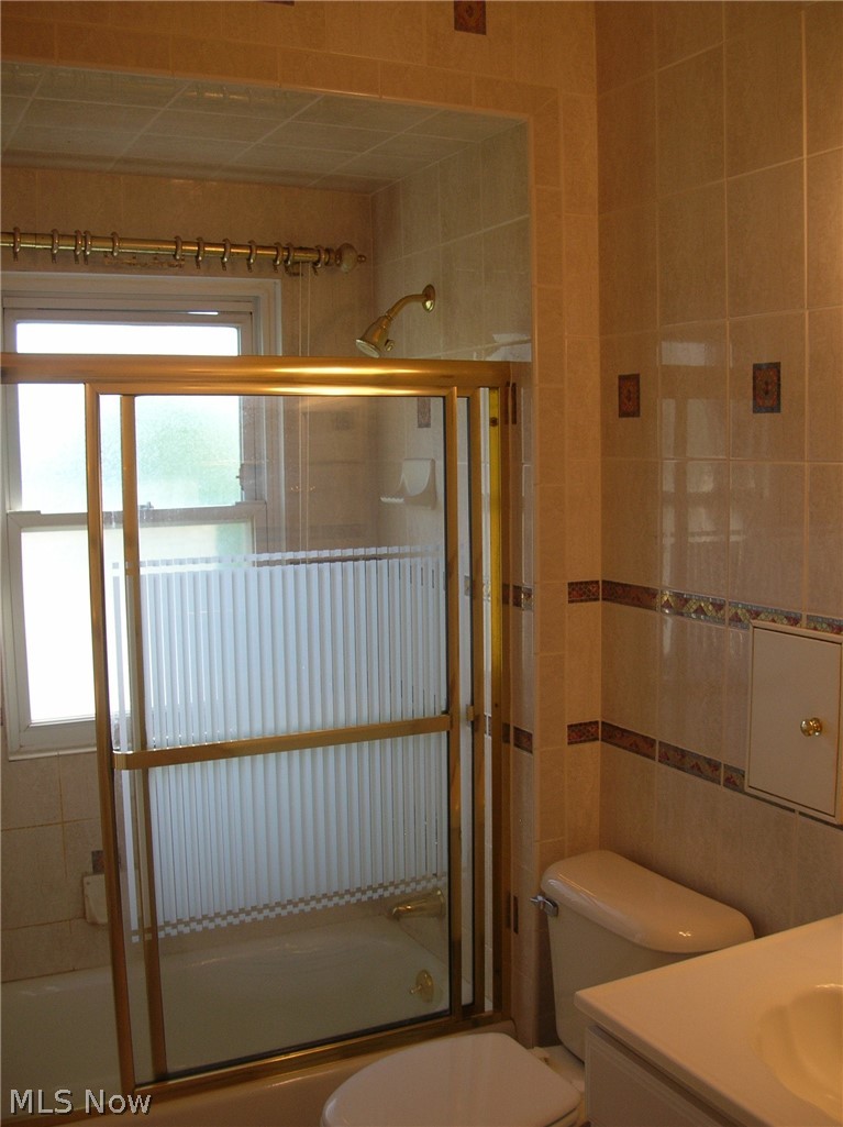 3702 Chelton Road Cleveland, OH 44120 - Photo 16 of 32 Full bath 2nd floor unit