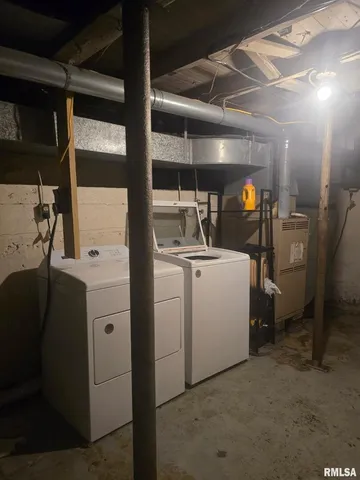 a view of utility room