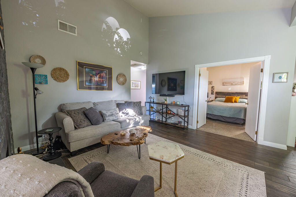 410 Ridgecrest Trail, Unit 226 Redding, CA 96003 - Photo 11 of 36 Living Room