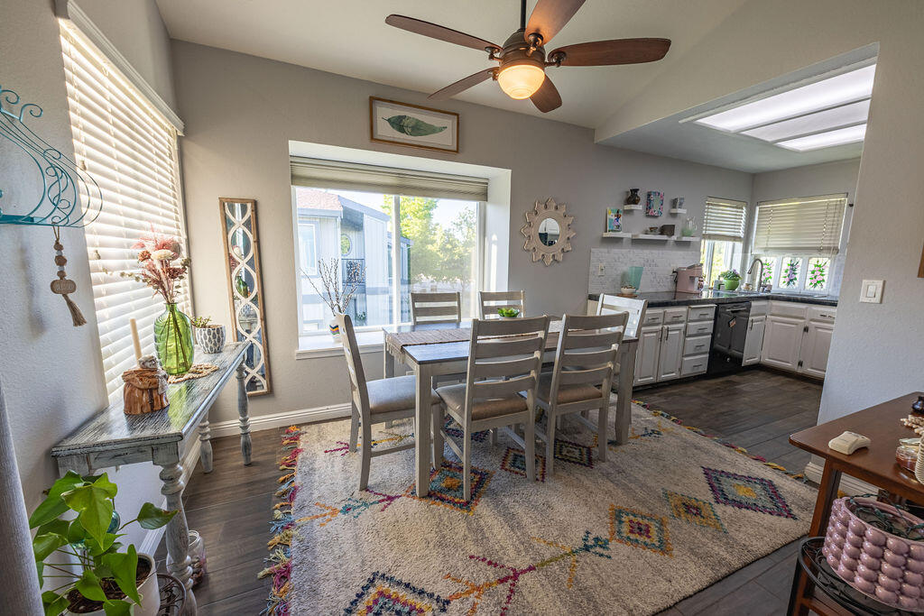 410 Ridgecrest Trail, Unit 226 Redding, CA 96003 - Photo 17 of 36 Dinning Room