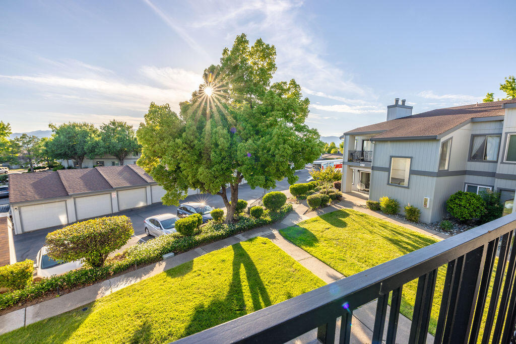 410 Ridgecrest Trail, Unit 226 Redding, CA 96003 - Photo 31 of 36 Patio