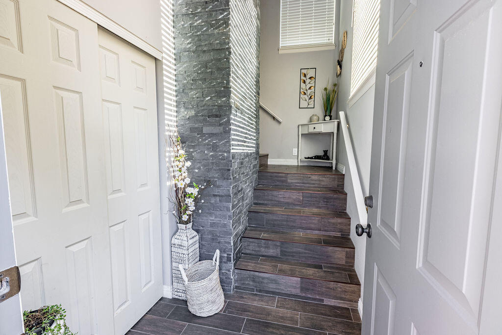 410 Ridgecrest Trail, Unit 226 Redding, CA 96003 - Photo 4 of 36 Entryway