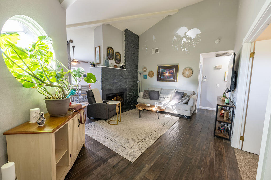 410 Ridgecrest Trail, Unit 226 Redding, CA 96003 - Photo 6 of 36 Living Room