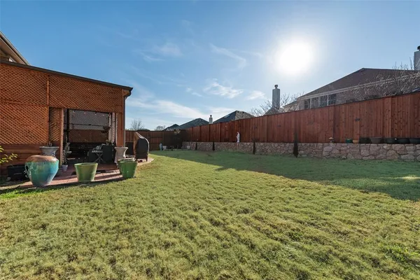 a view of a backyard