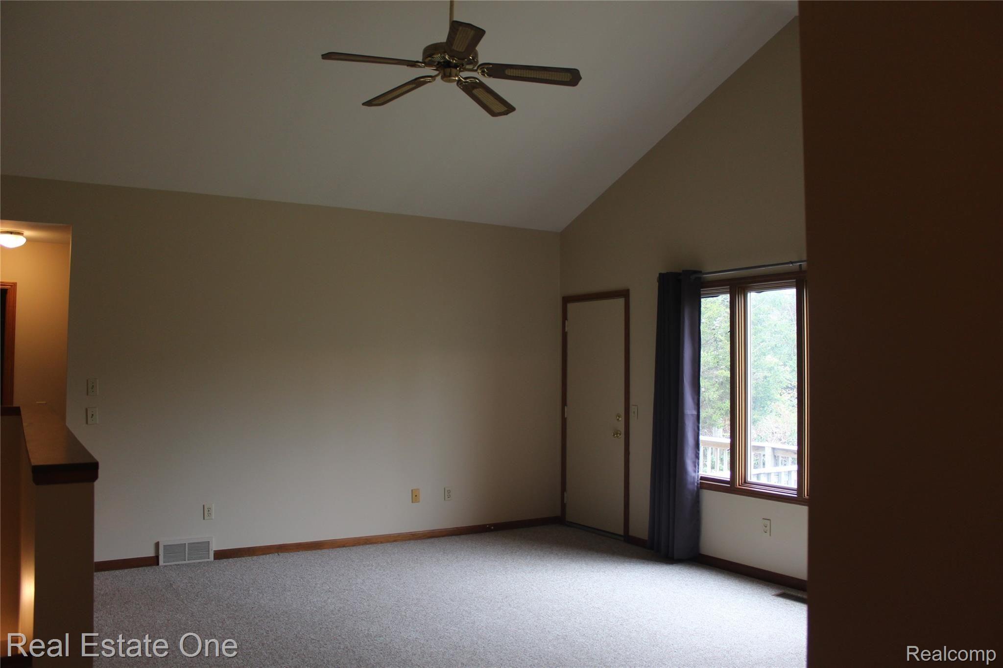 10026 West Mount Morris Road Flushing, MI 48433 - Photo 9 of 30 Living Room