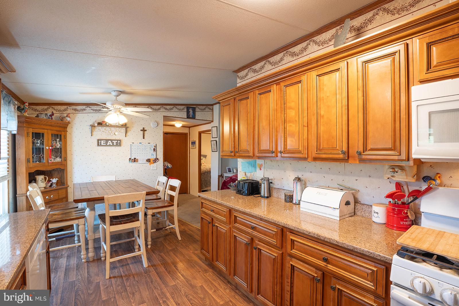 940 Willow Grove Road Monroeville, NJ 08343 - Photo 6 of 22 Warm and inviting kitchen space.