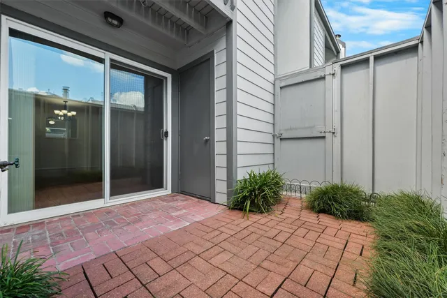 $180,000 | 5050 Glenmont Drive, Unit F5, Houston, TX 77081