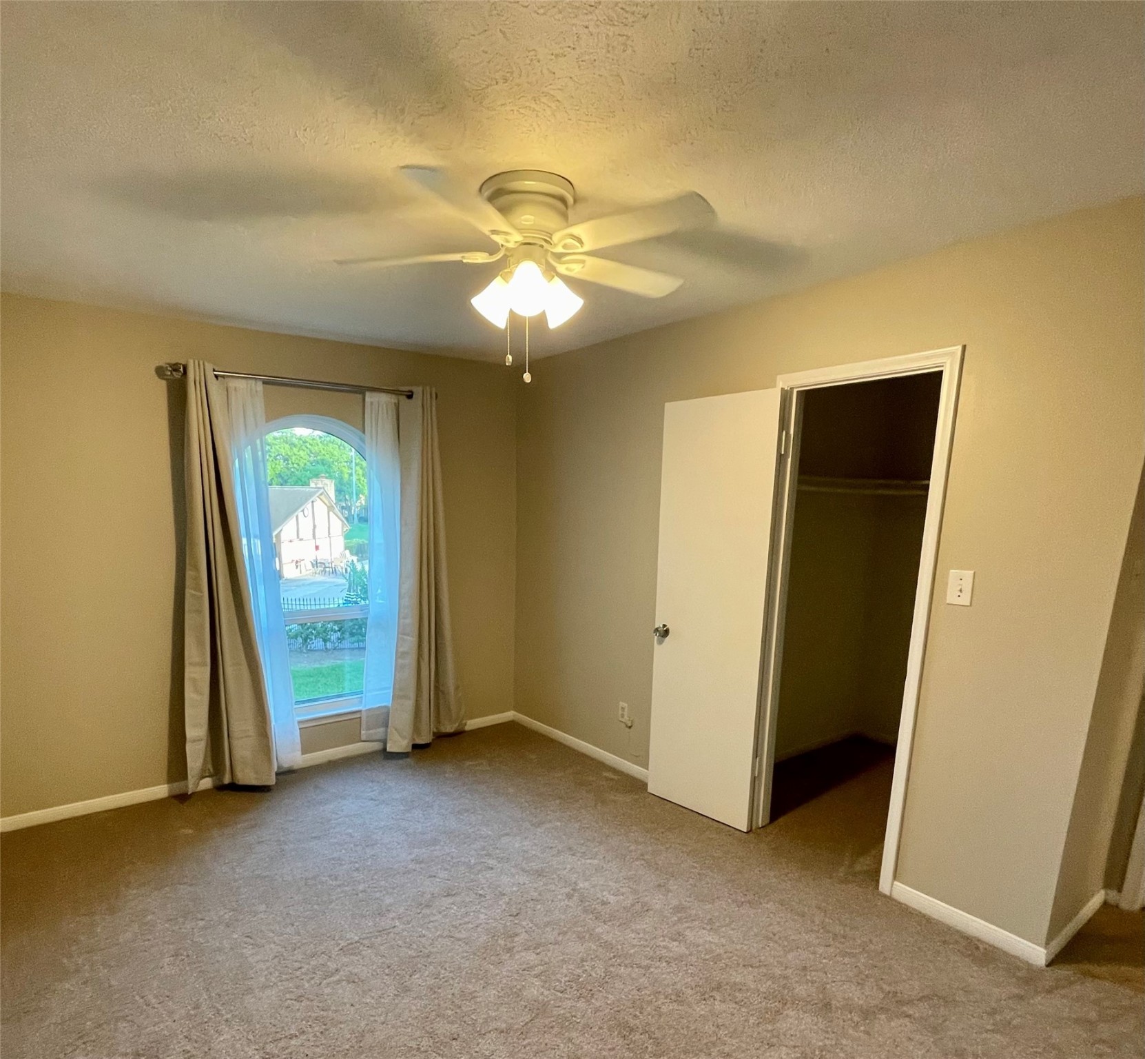 11632 South Kirkwood Road Houston, TX 77477 - Photo 15 of 21 an empty room with windows and entrance