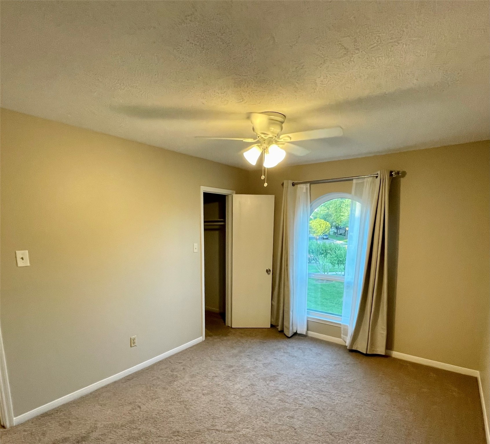 11632 South Kirkwood Road Houston, TX 77477 - Photo 17 of 21 an empty room with a chandelier fan and a window