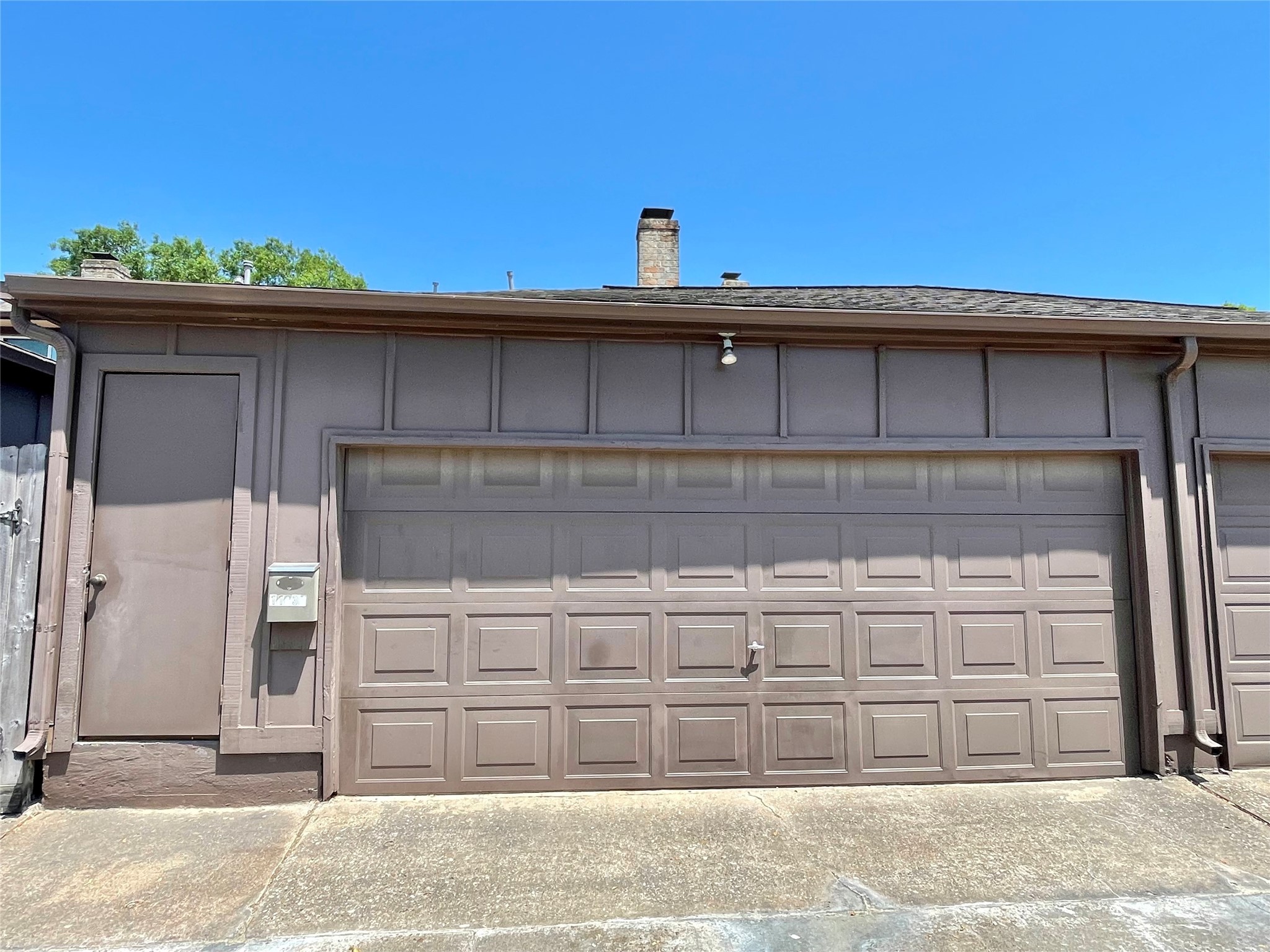 11632 South Kirkwood Road Houston, TX 77477 - Photo 20 of 21 a view of a car garage
