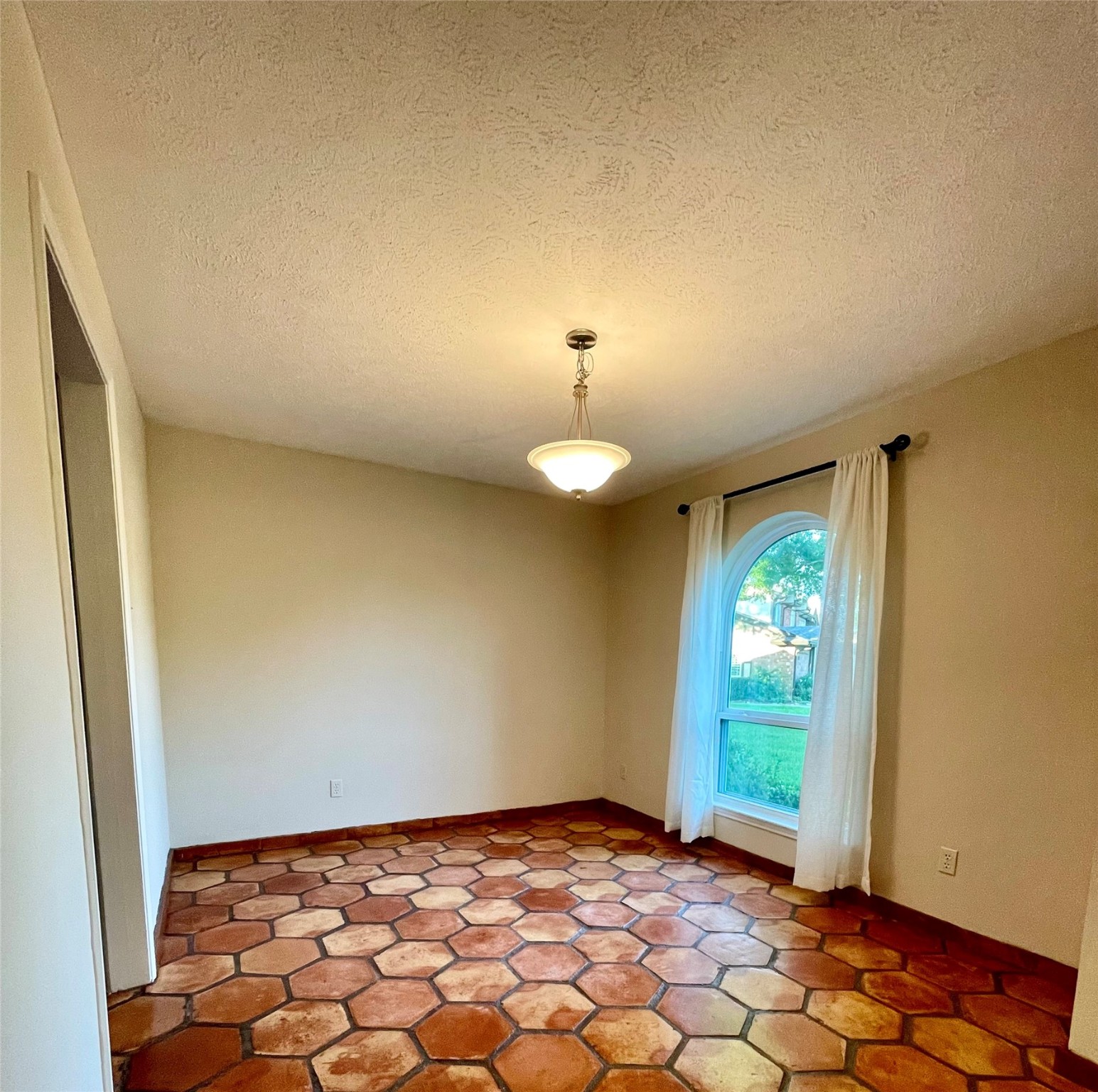 11632 South Kirkwood Road Houston, TX 77477 - Photo 7 of 21 a view of an empty room and window