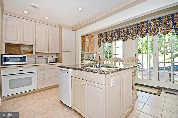918 Army Road Baltimore, MD 21204 - Photo 3 of 29 Kitchen