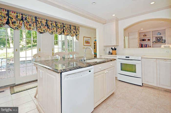 918 Army Road Baltimore, MD 21204 - Photo 4 of 29 Kitchen