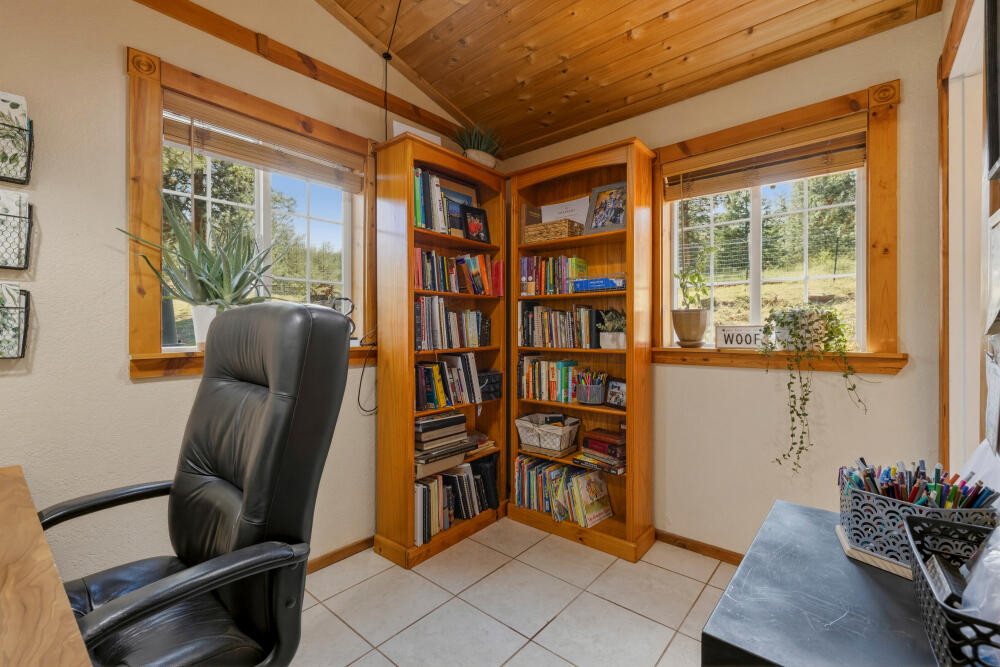 16320 Hillcrest Road Klamath Falls, OR 97603 - Photo 15 of 39 14 - 16320HillcrestRd-84