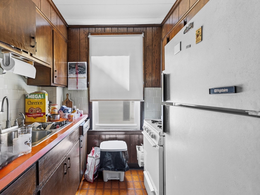 430 William Street Fall River, MA 02721 - Photo 13 of 42