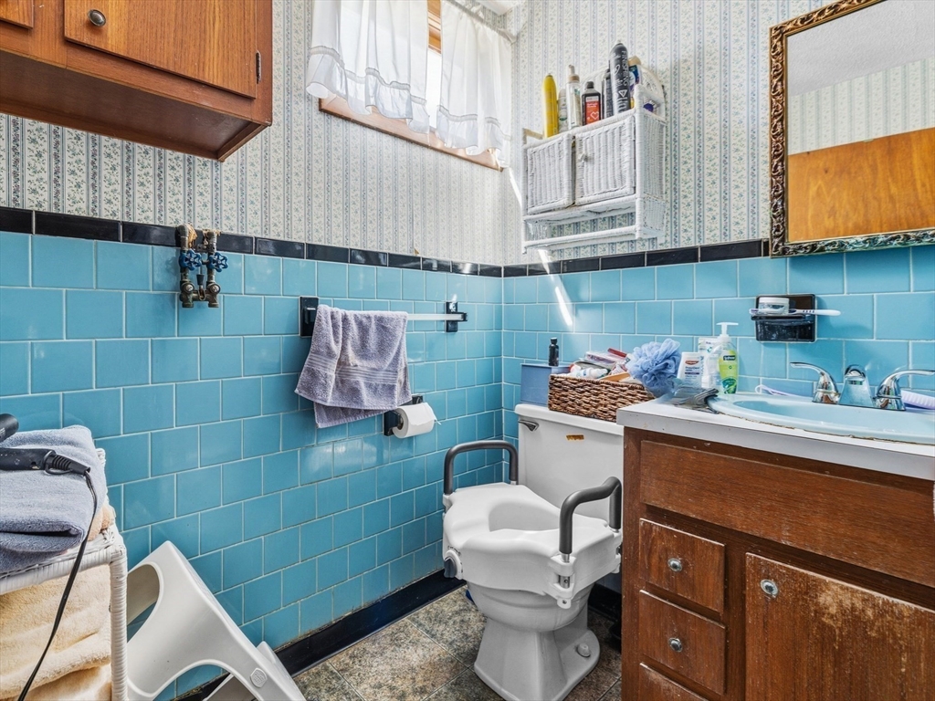 430 William Street Fall River, MA 02721 - Photo 14 of 42