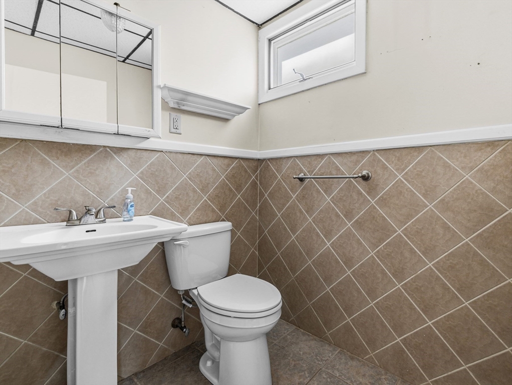 430 William Street Fall River, MA 02721 - Photo 21 of 42