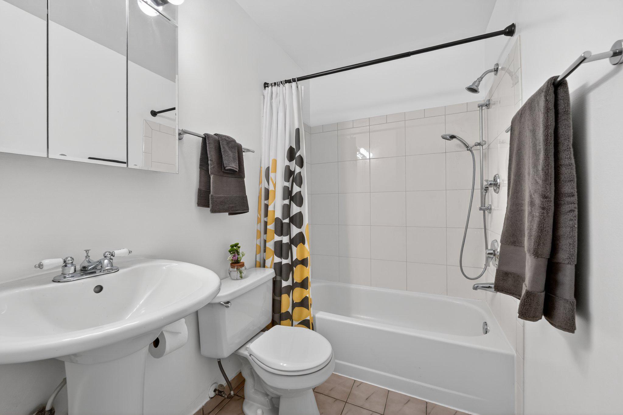 1107 Harvard Street Northwest, Unit R Washington, DC 20009 - Photo 14 of 20 Hallway full Bathroom