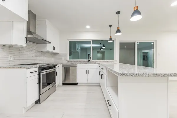 $2,400 | 7115 Falling Waters Drive, Spring, TX 77379