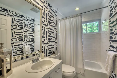 45 Wooded Oak Lane, East Hampton, NY 11937