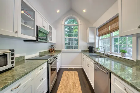 45 Wooded Oak Lane, East Hampton, NY 11937