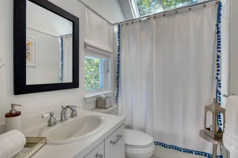 45 Wooded Oak Lane, East Hampton, NY 11937