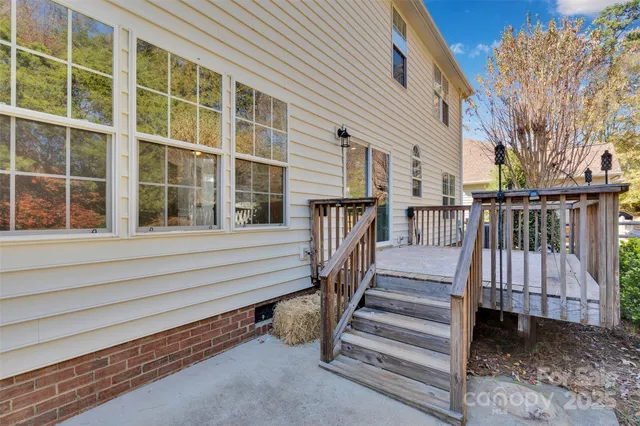 a view of entryway with a front door