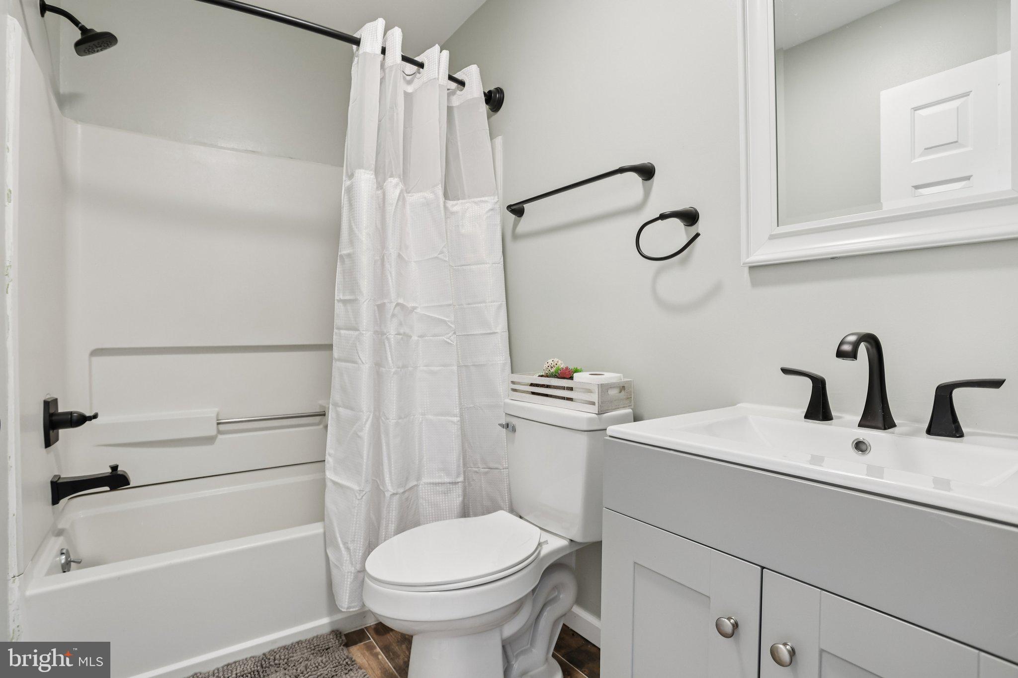 110 Auckland Drive Newark, DE 19702 - Photo 26 of 30 a bathroom with a sink toilet and shower