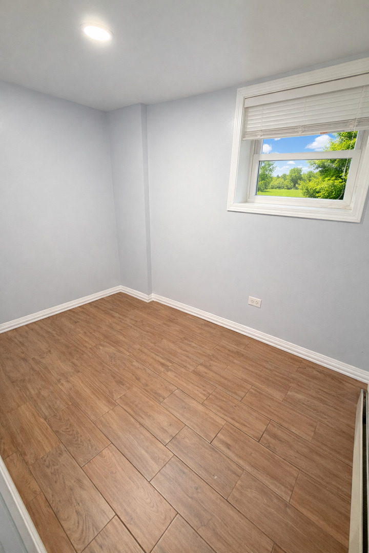 5518 West Melrose Street, Unit G Chicago, IL 60641 - Photo 7 of 8 an empty room with a window